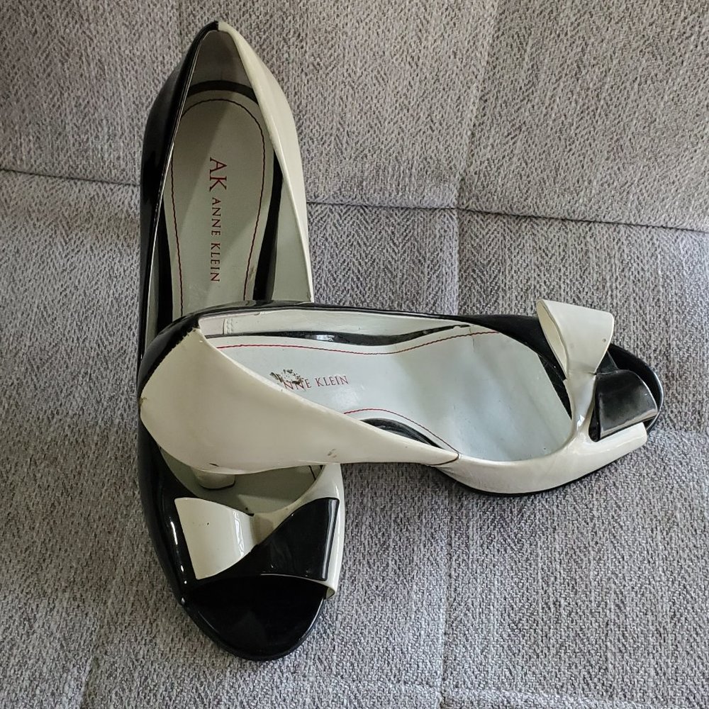 Black and white contrast pumps by Anne Klein